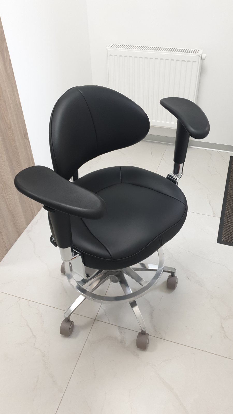 Cтул для врача-стоматолога с подлокотниками.
